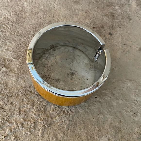 New condition bangle bracelet with hinged opening. - Picture 4 of 6